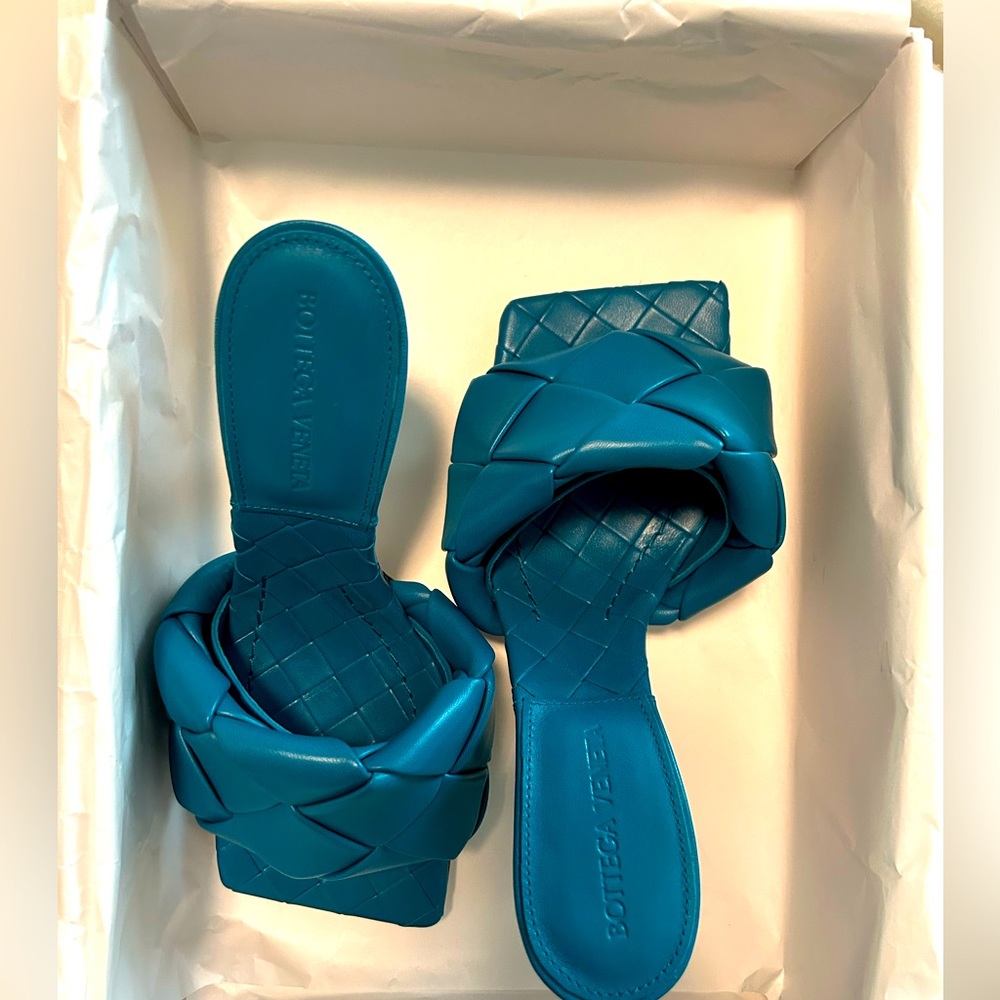 ❌SOLD❌Bottega Veneta Maxi Tabolare Lido Sandal, acid turquoise color, size36